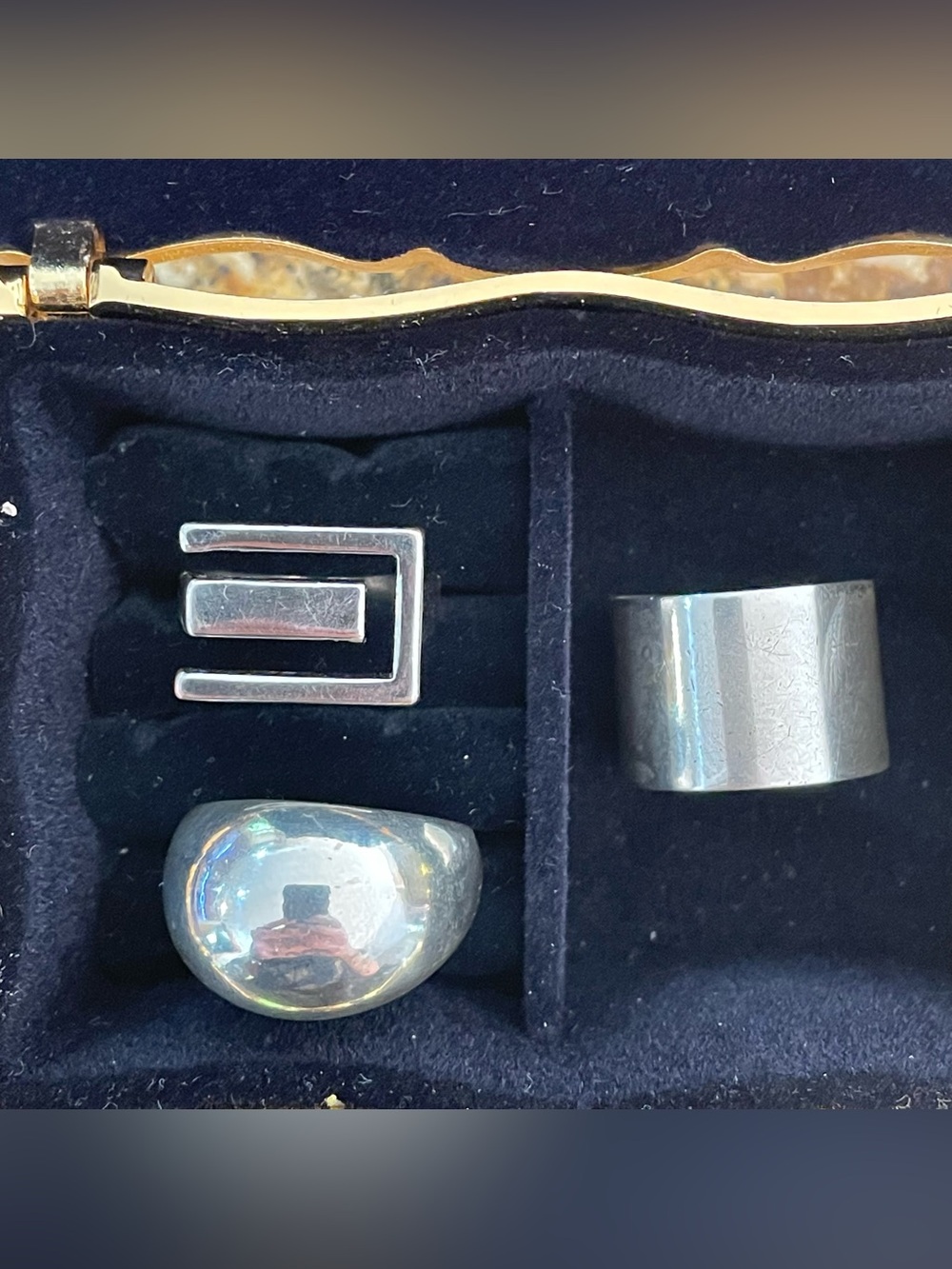 Lot of 3 silver rings in trinket box.